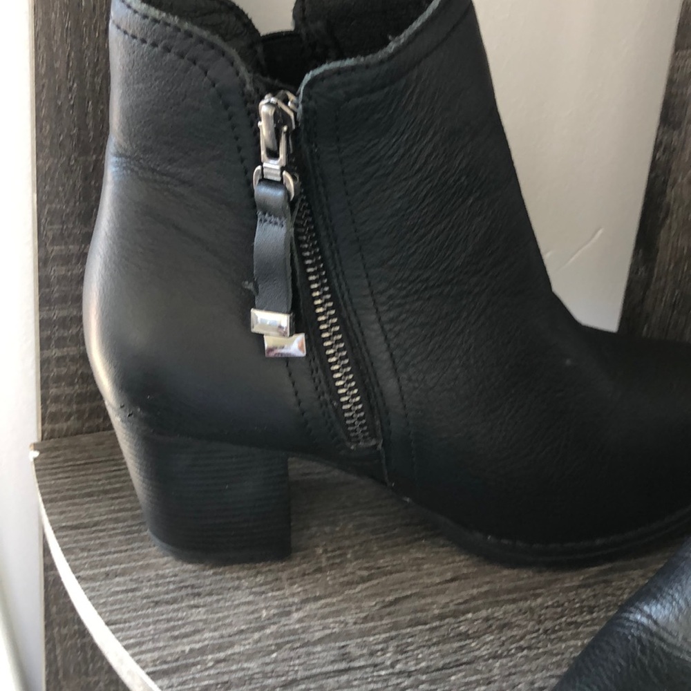 Women’s Skechers Buttery Soft Leather Black Side Zipper Ankle Booties Grunge 6 - Picture 3 of 7